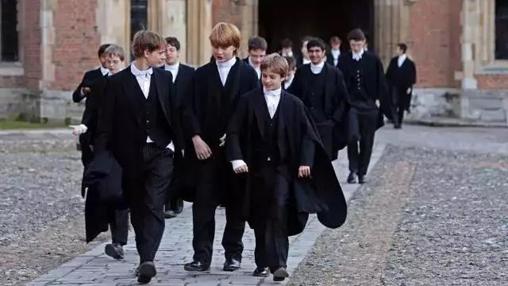 校服承擔(dān)育人功能，但為何中國(guó)校服卻承擔(dān)管理功能？